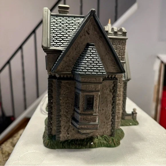 DC Comics Village Batman Wayne Manor Bruce and Alfred Department 56 - Picture 8 of 13